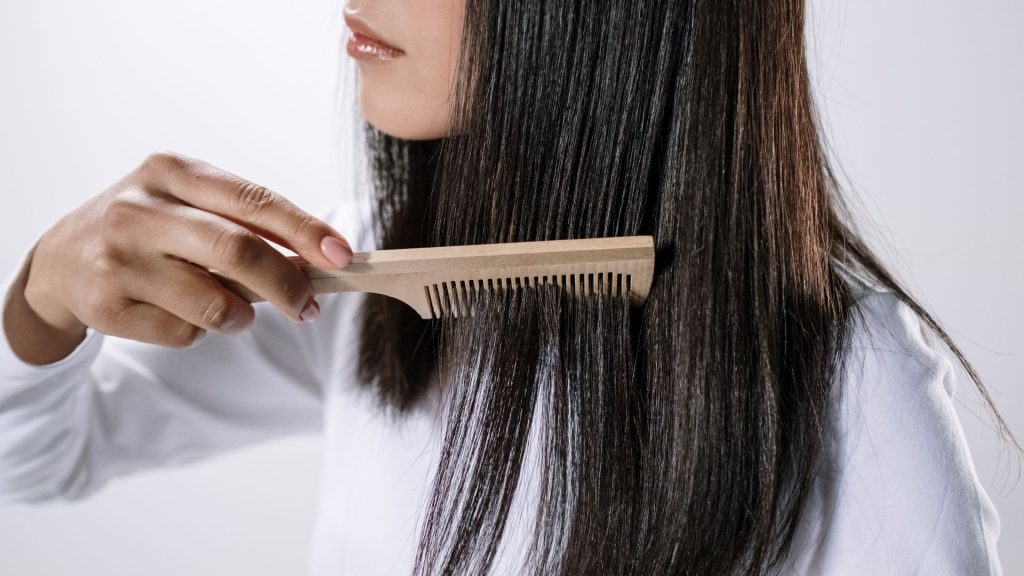 por qué se encrespa el pelo