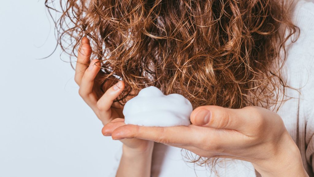 Cómo cuidar de un pelo rizado