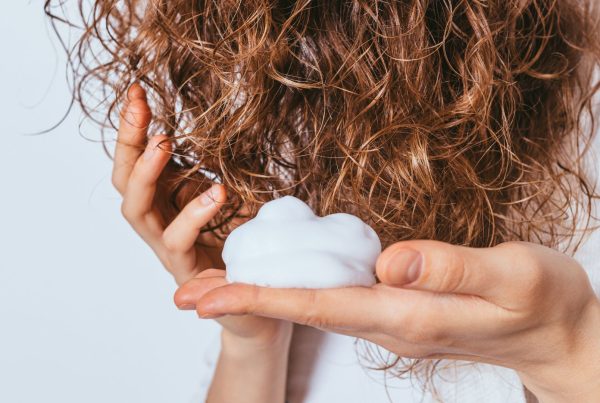 Cómo cuidar de un pelo rizado
